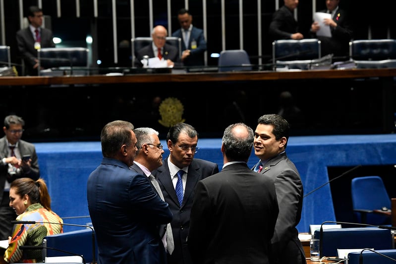 Da esquerda para a direita, Alvaro Dias, Eduardo Girão e Eduardo Braga foram alguns dos senadores que apoiaram a reforma, mas não o endurecimento das regras do abono. Eles conversam com Davi Alcolumbre e Fernando Bezerra[fotografo]Jefferson Rudy/Ag. Senado[/fotografo]