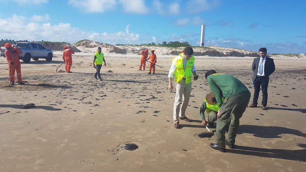 Para a Rede, Salles foi omisso na contenção do óleo que atinge as praias do Nordeste [fotografo]Reprodução/Twitter[/fotografo]