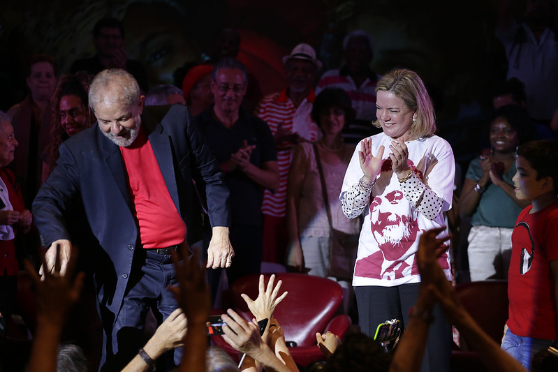 Lula e a presidenta nacional do PT, senadora Gleisi Hoffmann, durante Ato com Artistas e Intelectuais realizado em São Paulo em 18 de janeiro de 2018.
[Foto: Sérgio Silva]