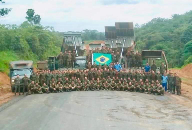 Bolsonaro compartilhou uma foto dos soldados que atuaram na pavimentação da BR-163 no Pará [fotografo]Reprodução/Twitter[/fotografo]