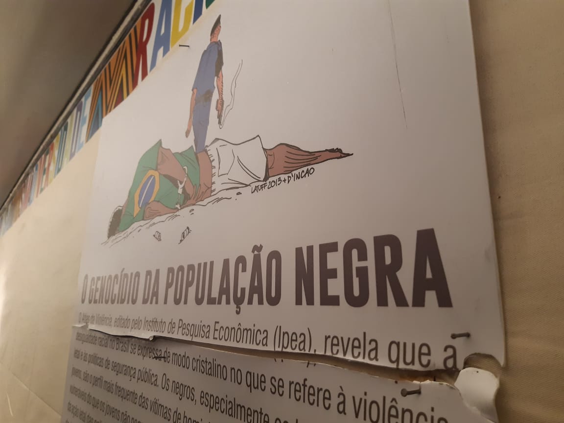 A placa contra o genocídio da população negra foi recolocada na exposição