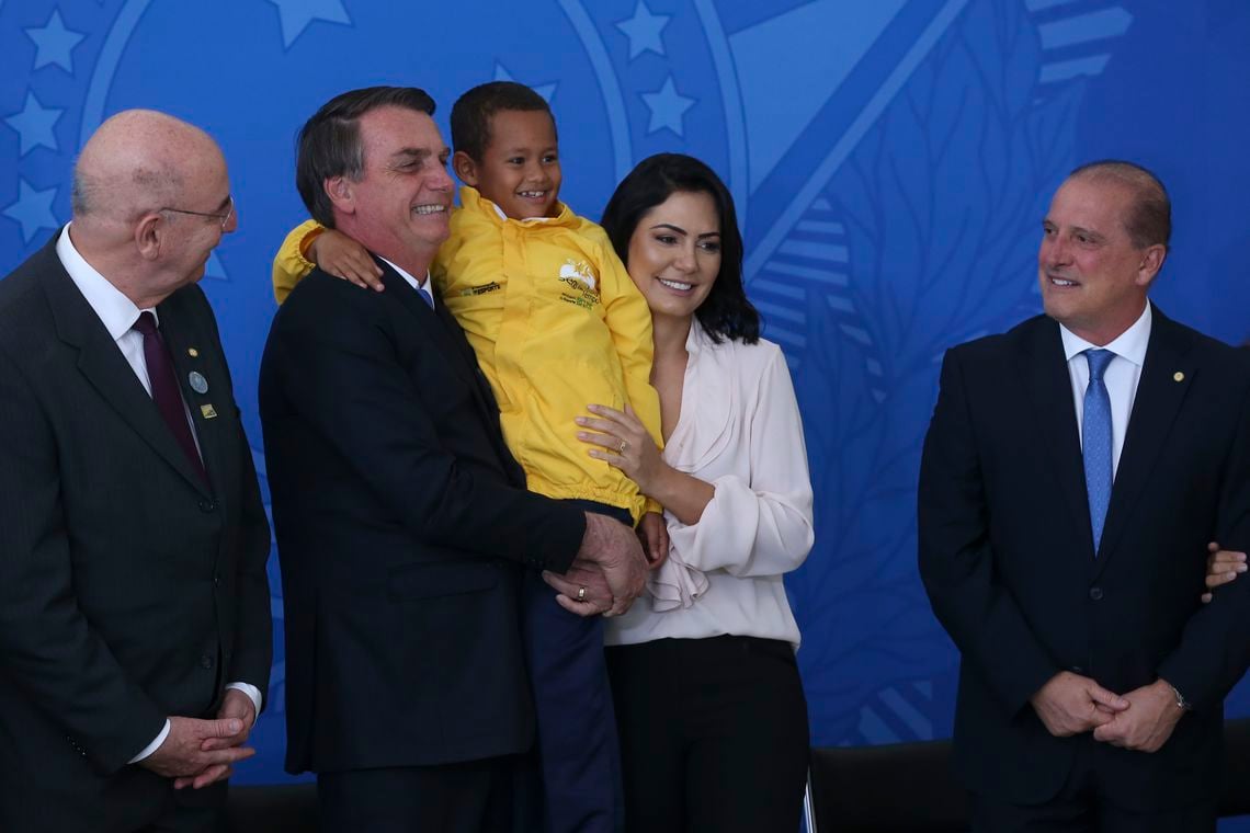 O ministro da Cidadania, Osmar Terra, o presidente Jair Bolsonaro, a primeira-dama, Michelle Bolsonaro,e o ministro da Casa Civil, Onyx Lorenzoni, durante a cerimônia de comemoração ao Dia Nacional do Voluntariado. [fotografo] Antonio Cruz / Agência Brasil [/fotografo]