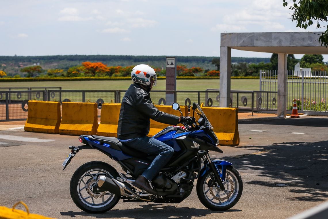 Bolsonaro voltou para o Palácio da Alvorada de moto neste sábado, após retirar veículo de concessionária[fotografo]Marcello Casal Jr./ABr[/fotografo]