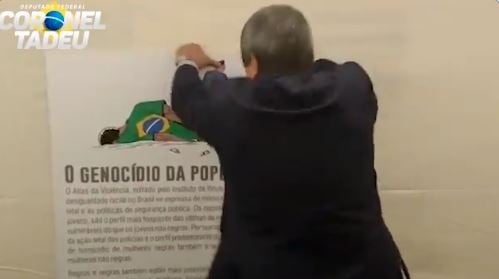 Coronel Tadeu (PSL-SP) destruiu placa de exposição sobre genocídio negro 