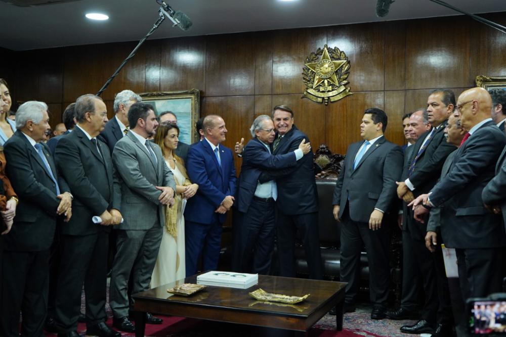 Bolsonaro, Guedes e Onyx entregaram a Alcolumbre, na presença de senadores, o pacote fiscal[fotografo]Pablo Valadares/Ag. Câmara[/fotografo]