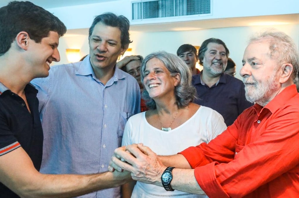 João e Renata Campos recebem Lula e Haddad na chegada ao Recife.