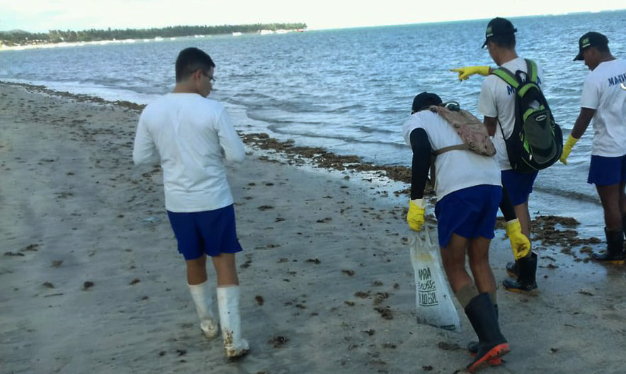 Militares da Marinha e do Exército retiram resíduos de óleo na praia de Japaratinga,, em Alagoas[fotografo]Marinha do Brasil[/fotografo]