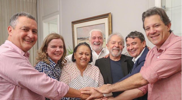 Lula, Gleisi Hoffmann e Fernando Haddad são recebidos em Salvador (BA) pelo senador Jaques Wagner (PT-BA) e pelos governadores Wellington Dias (PT-PI), Fátima Bezerra (PT-RN) e Rui Costa (PT-BA).

[fotografo] Ricardo Stuckert / Instituto Lula [/fotografo]