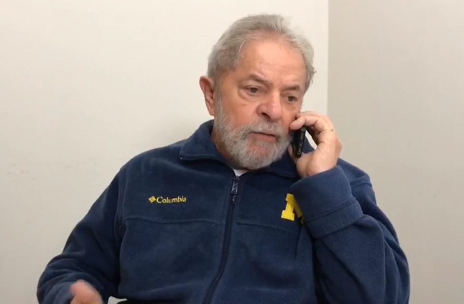 O ex-presidente Lula ao telefone: antes do vazamento de março de 2016, Lava Jato já grampeava comunicações [fotografo] Ricardo Stuckert / Instituto Lula [/fotografo]