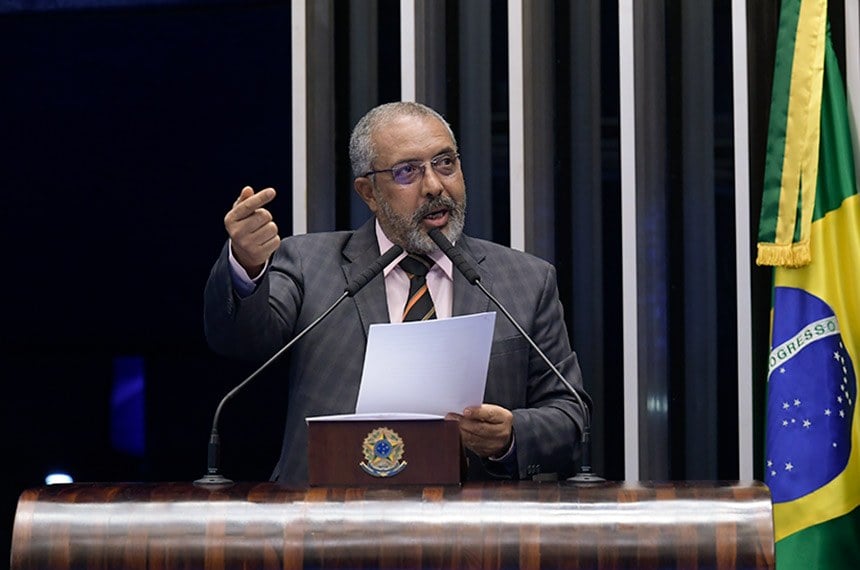 O senador Paulo Paim, que participou na elaboração da Constituição, conta que restam ainda diversos tópicos pendentes de regulação. Foto:  Agência Senado