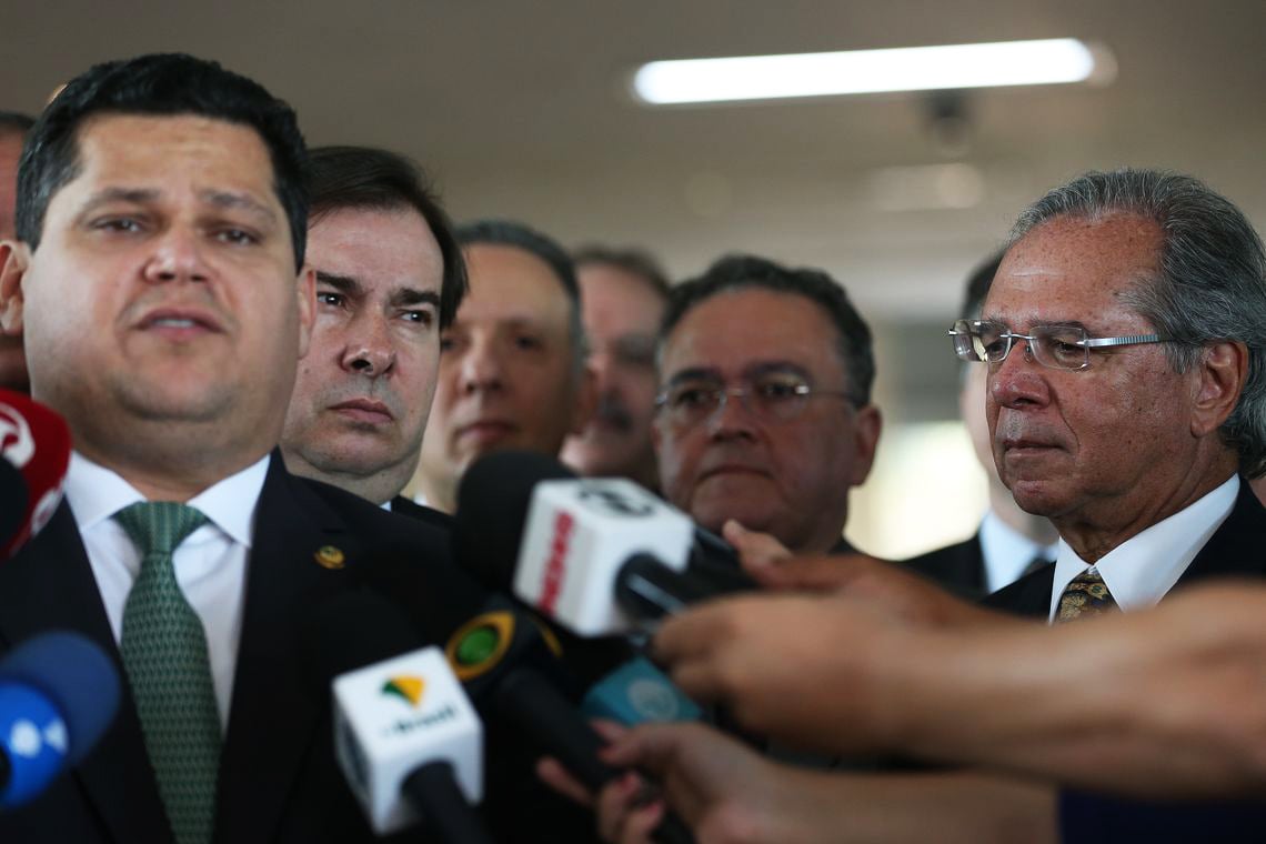 O presidente do Senado, Davi Alcolumbre (DEM-AP), o presidente da Câmara, Rodrigo Maia (DEM-RJ), e o ministro da Economia, Paulo Guedes. [fotografo]José Cruz/Ag. Brasil[/fotografo]