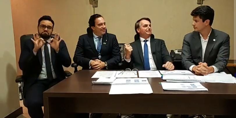 Bolsonaro faz live com representantes da Caixa e do BNDS