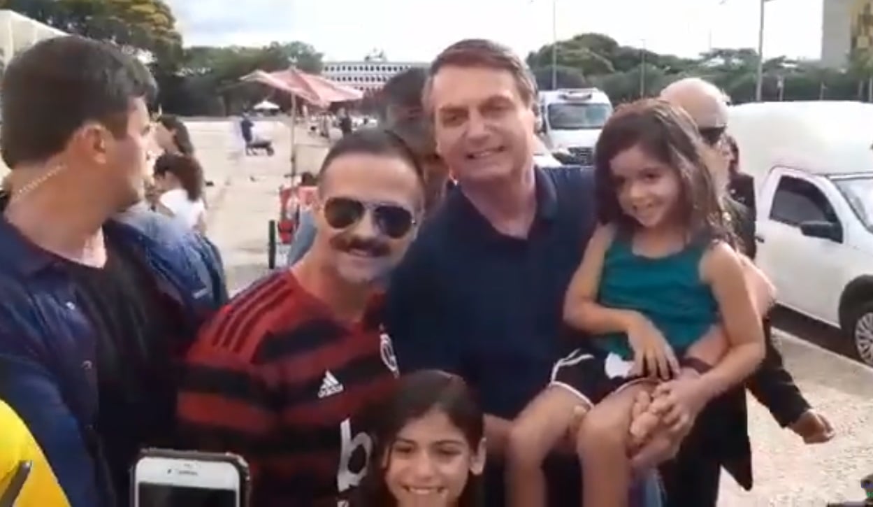 Bolsonaro tira foto com torcedor do Flamengo após brincar sobre 