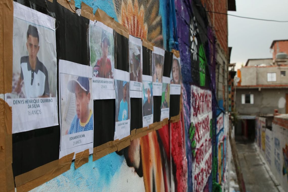 Beco é grafitado para homenagear os jovens mortos em Paraisópolis. [fotografo] Ravena Rosa/ Agência Brasil [/fotografo]