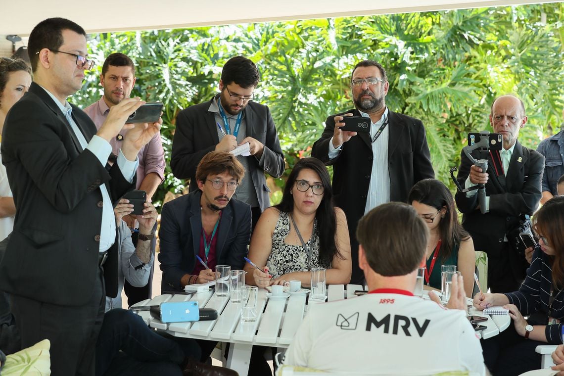 O presidente da República Jair Bolsonaro conversa com a imprensa no Pala´cio da Alvorada [fotografo] Isac Nóbrega/ Agência Brasil [/fotorgrafo]