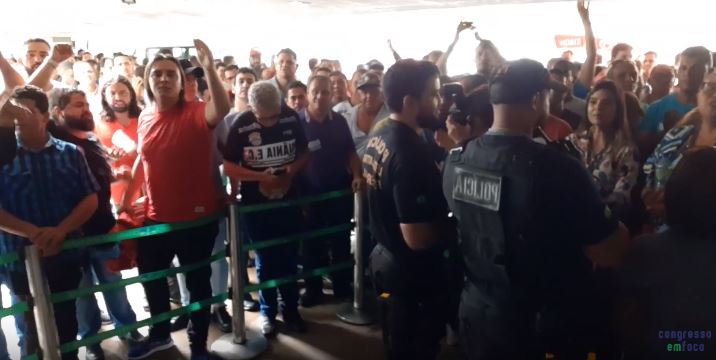 Manifestantes na entrada do Anexo II da Câmara [Imagem Erick Mota]