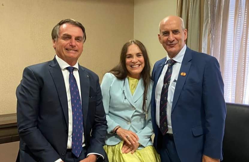 O presidente Jair Bolsonaro, a atriz Regina Duarte e o ministro da Secretaria de Governo, Luiz Eduardo Ramos [fotografo]Reprodução/Twitter[/fotografo]