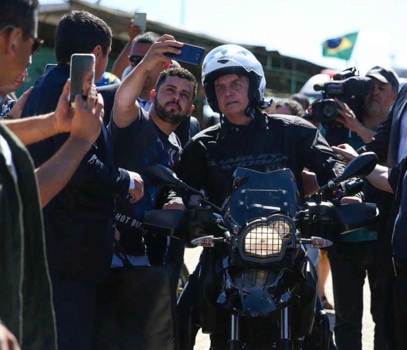 Bolsonaro e sua moto, que não terá placa modelo Mercosul