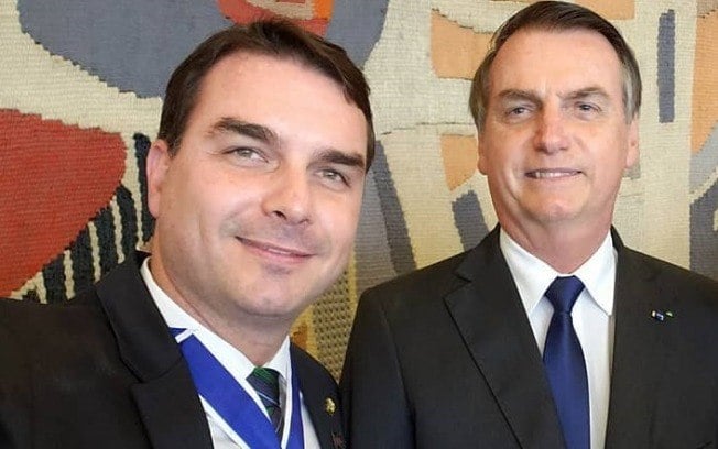 Flávio e Bolsonaro prestaram homenagem e defenderam o ex-PM Adriano de Nóbrega, acusado de liderar grupo de matadores profissionais no Rio[fotografo]Reprodução/Instagram[/fotografo]