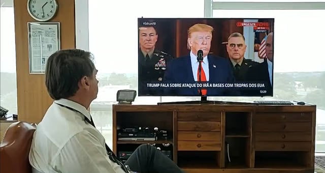 Presidente Jair Bolsonaro assistindo ao pronunciamento de Donald Trump