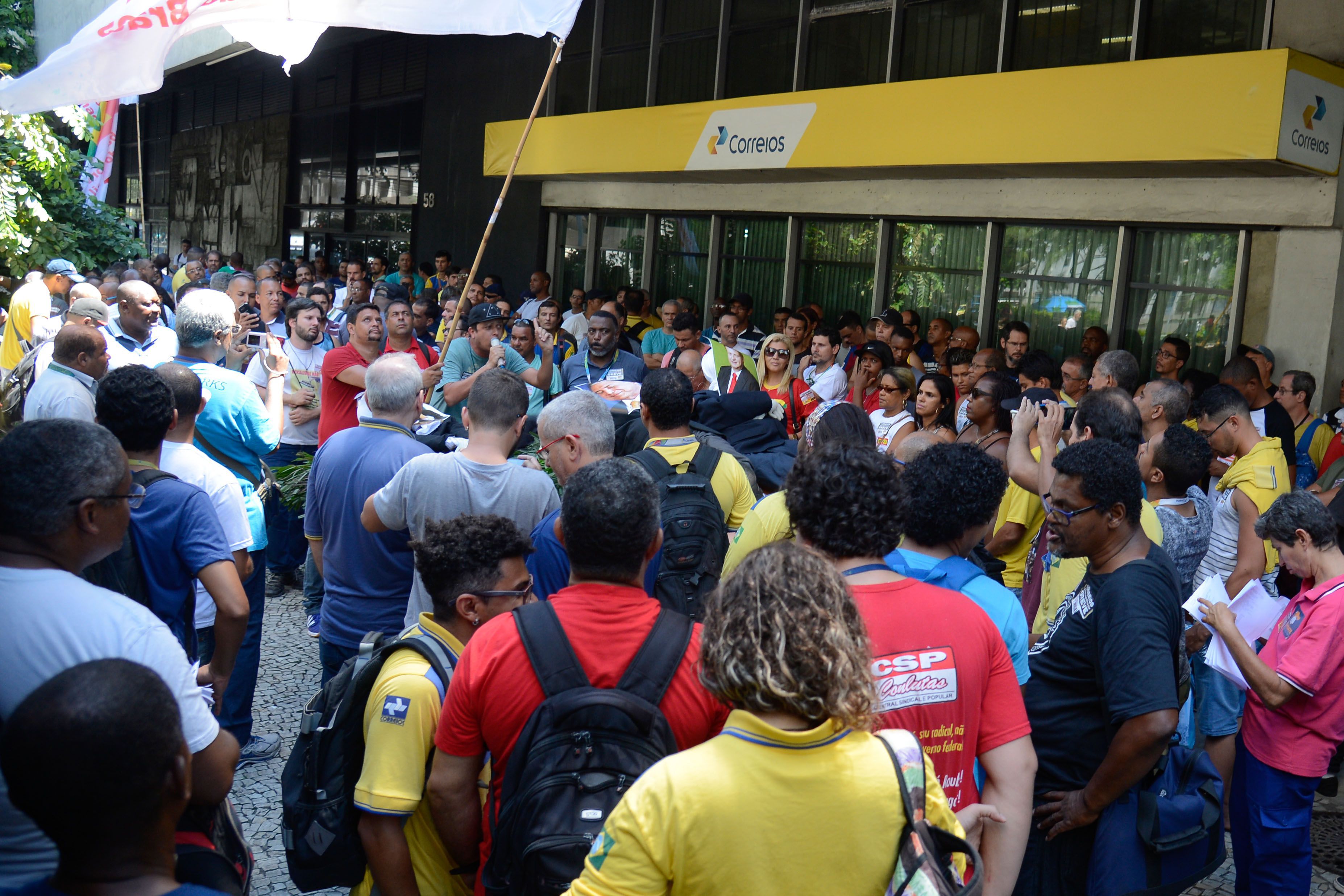 Manifestação de funcionários dos Correios em frente ao edifício-sede da empresa no centro do Rio, em 2018[fotografo]Tomaz Silva/Agência Brasil[/fotografo]