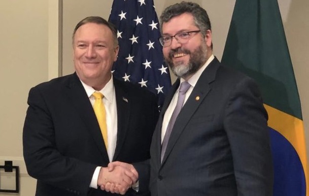 O ministro das Relações Exteriores, Ernesto Araújo, publicou uma foto ao lado do secretário americano Mike Pompeo durante a conferência de combate ao terrorismo [fotografo]Reprodução/Twitter[/fotografo]