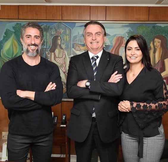 Bolsonaro sancionou o projeto ao lado do apresentador Marcos Mion e da primeira-dama Michelle