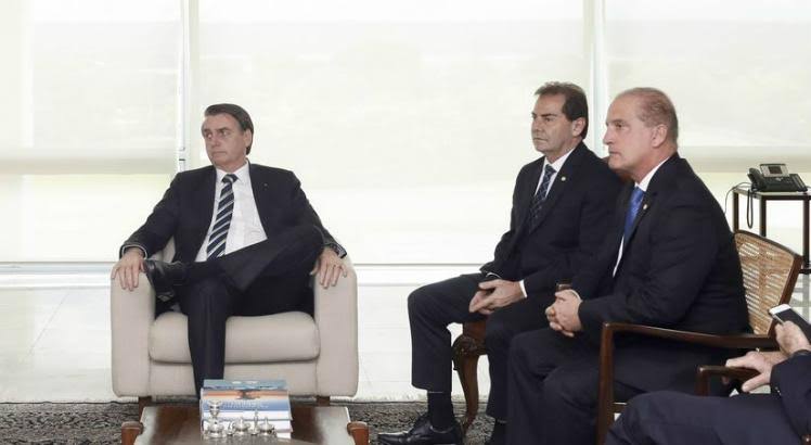 O presidente Jair Bolsonaro, o presidente do Solidariedade, Paulinho da Força, e o ministro da Casa Civil, Onyx Lorenzoni. [fotografo] Caroline Antunes / Presidência da República [/fotografo].