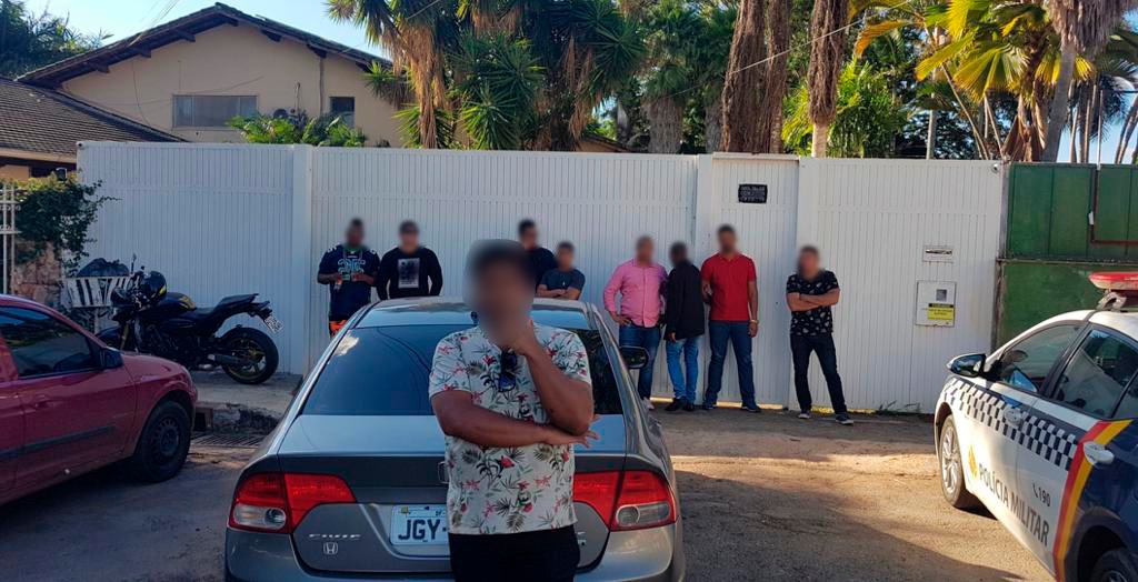 Seguranças ocupam a parte interna e externa da casa que serve de sede para o Pros em Brasília[fotografo]Pros[/fotografo]