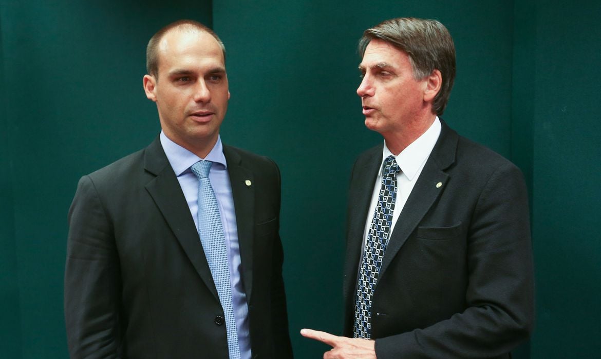 O presidente Jair Bolsonaro já agraciou quatro vezes o terceiro filho, deputado Eduardo Bolsonaro.
[fotografo] Agência Brasil [/fotografo]