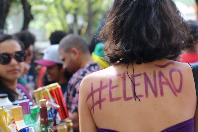 Mulher protesta contra Bolsonaro, no Recife [fotografo] 
Lucíola Correia
[/fotografo]