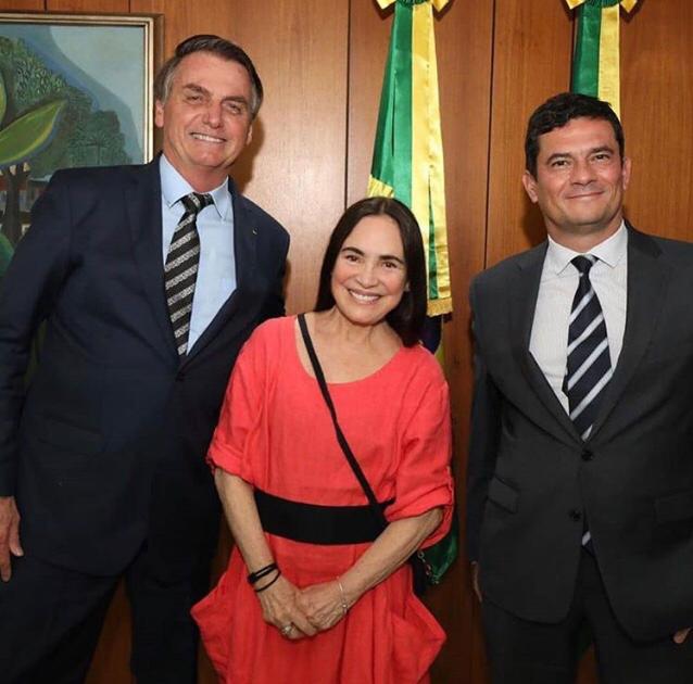 Regina Duarte, Sergio Moro e Jair Bolsonaro posam para foto. [fotografo] Reprodução redes sociais [/fotografo]