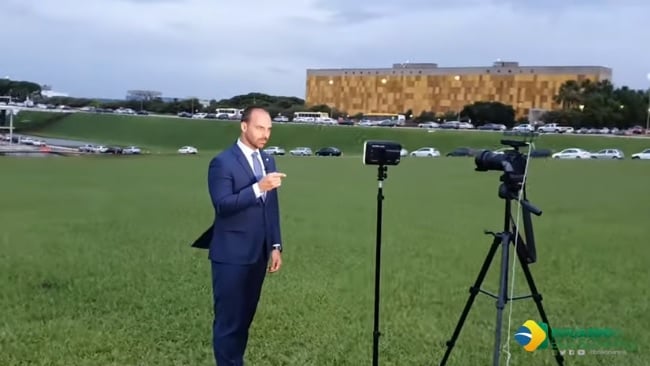 Eduardo gravou trecho de apresentação de seu programa entre o Congresso, o Itamaraty e o Ministério da Justiça