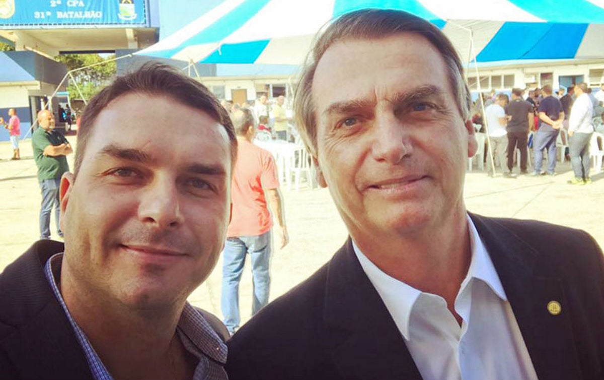 Flávio, o senador, e Jair Bolsonaro, o ex-presidente. Anúncio de volta de Bolsonaro é marcado por idas e vindas. Foto: Divulgação