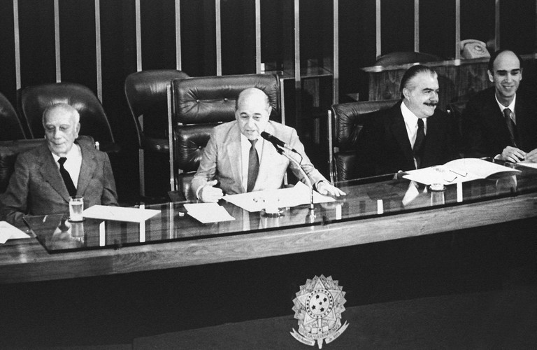 Da esquerda para a direita: Ulysses Guimarães, Tancredo Neves, José Sarney e Marco Maciel. A eleição indireta de Tancredo abriu o mais longo período democrático da história brasileira. Foto: Câmara dos Deputados