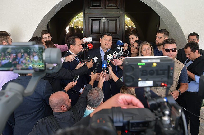 Davi Alcolumbre falou com os jornalistas após encontro com o governador de São Paulo, João Doria
[fotografo] Marcos Brandão/Senado Federal[/fotografo]