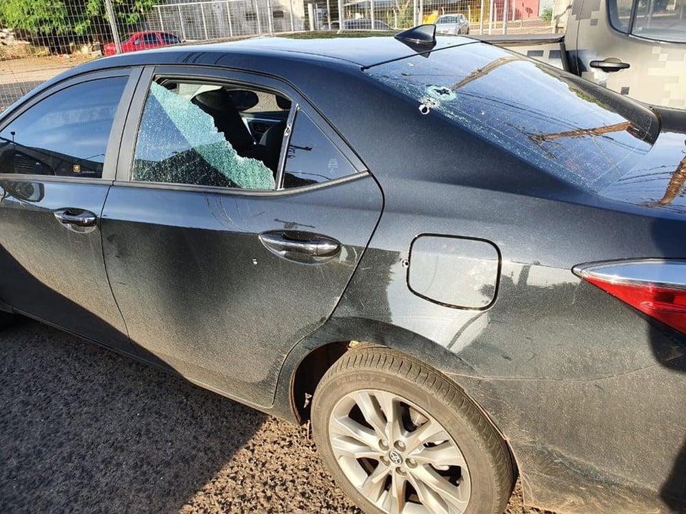 Foto divulgada nas redes sociais do deputado mostra como ficou o carro após os tiros