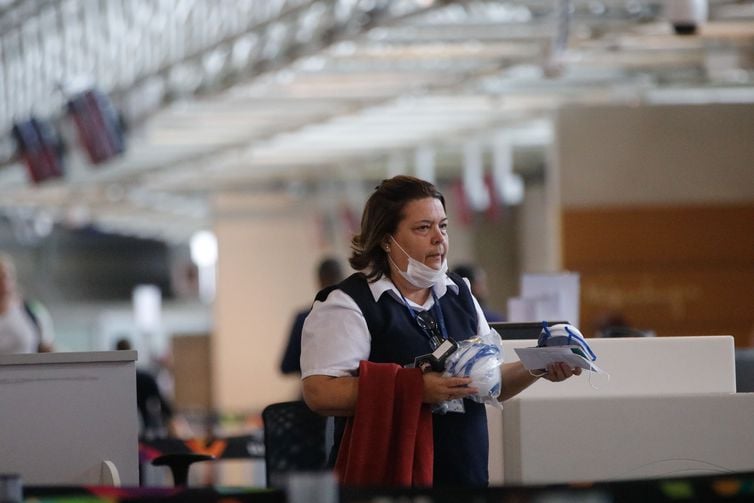 Passageiros e funcionários circulam vestindo máscaras contra o novo coronavírus (Covid-19) no Aeroporto Internacional Tom Jobim- Rio Galeão. [fotografo] Fernando Frazão/Agência Brasil [/fotografo]