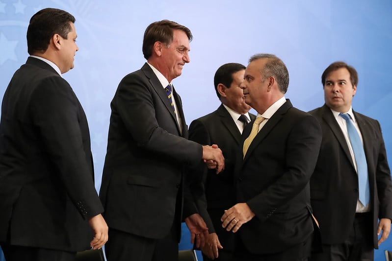 Bolsonaro cumprimenta Rogério Marinho na cerimônia de posse dele como ministro[fotografo]Marcos Corrêa/PR[/fotografo]