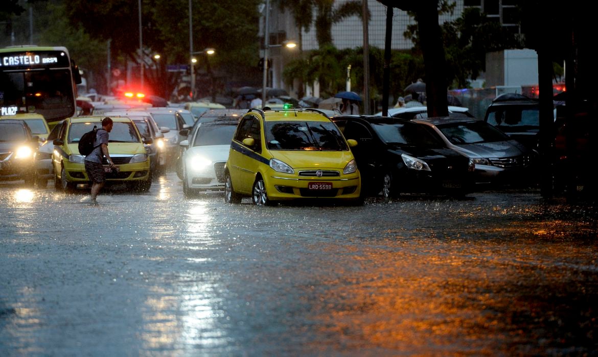 Rio de Janeiro - Pedestres e carros presos em alagamento na Avenida Henrique Valadares, na Lapa, região central, durante temporal com forte chuva e vento que deixou a cidade em estágio de atenção. [fotografo] Fernando Frazão/Agência Brasil [fotografo]