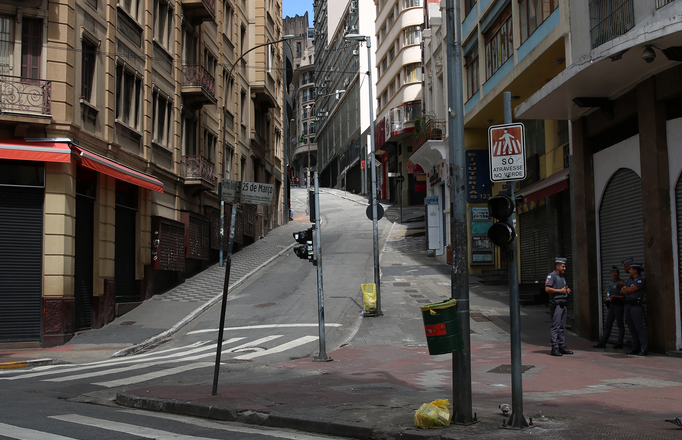 Uma das ruas mais movimentadas do país, a 25 de Março, em São Paulo, fechou as portas em meio à pandemia do coronavírus[fotografo]Rovena Rosa/ABr[/fotografo[