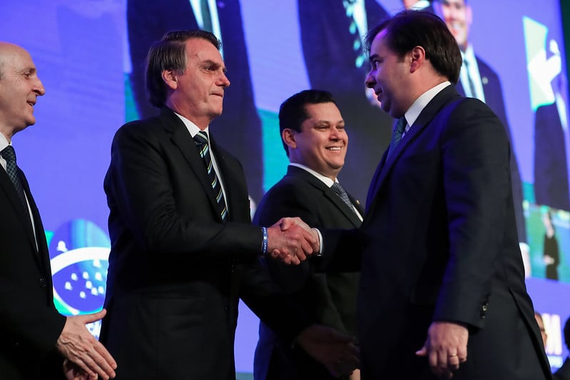 Presidente Jair Bolsonaro cumprimenta o Presidente da Câmara dos Deputados, Rodrigo Maia [fotografo] Marcos Corrêa/PR [/fotografo]