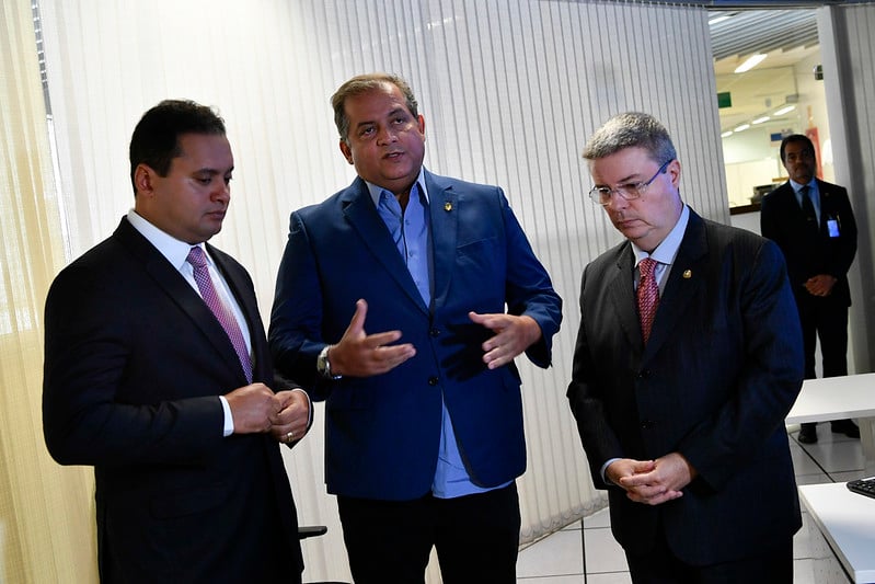 Relator do decreto de calamidade, senador Weverton Rocha (PDT-MA), ao lado do líder do governo no Congresso, senador Eduardo Gomes (MDB-TO) e do presidente interino do Senado, Antonio Anastasia (PSD-MG). [fotografo] Agência Senado [/fotografo]