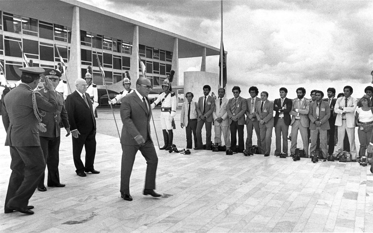 Em janeiro de 1984, fotógrafos do Planalto cruzaram os braços em protesto pela forma como eram tratados por João Figueiredo. [Fotógrafo/ J. França]