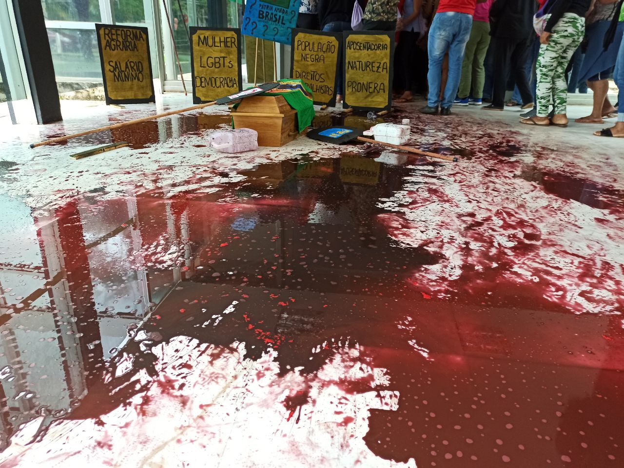 Líquido vermelhos para simular sangue durante ocupação do MST no Ministério da Agricultura [fotografo] Reprodução [/fotografo]