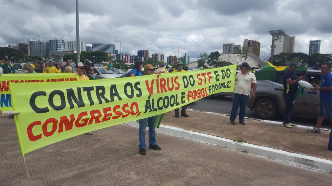 Faixa contra o Supremo e o Congresso segurada por manifestantes neste domingo (15). Foto: Edson Sardinha/Congresso em Foco