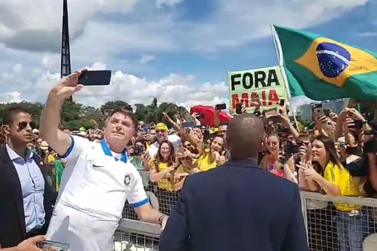 Bolsonaro tirou selfies com apoiadores que pediam fechamento do Supremo e do Congresso e saída de Maia[fotografo]Reprodução[/fotografo]