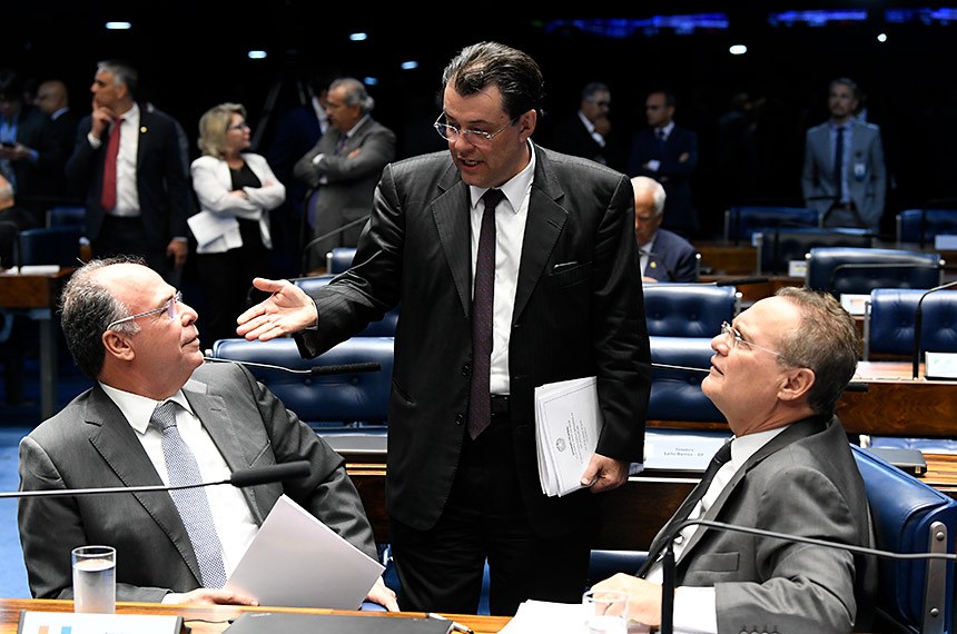 O senador Eduardo Braga (MDB-AM) é autor de um projeto de lei que cria política de valorização do salário mínimo. [fotografo] Agência Senado [/fotografo].