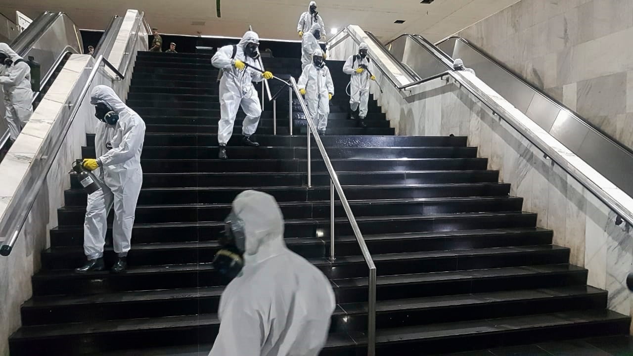 Militares do Exército promovem ação de desinfecção na Rodoviária do Plano Piloto, uma das medidas adotadas para prevenir a contaminação pelo novo coronavírus em Brasília[fotografo]Warley de Andrade/TV Brasil[/fotografo]