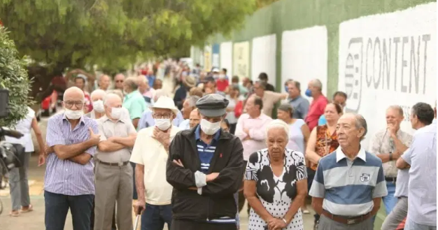 Fila de idosos para vacinar contra gripe em Goiânia. Grupo também terá prioridade para se imunizar contra a covid-19[fotografo]Governo de Goiás[/fotografo]